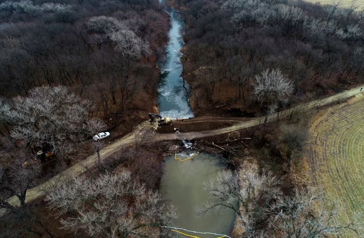 An oil spill.. threatens life in the US state of Kansas