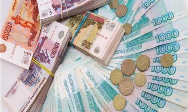 Why did Russia adopt the Egyptian pound among the official currencies?