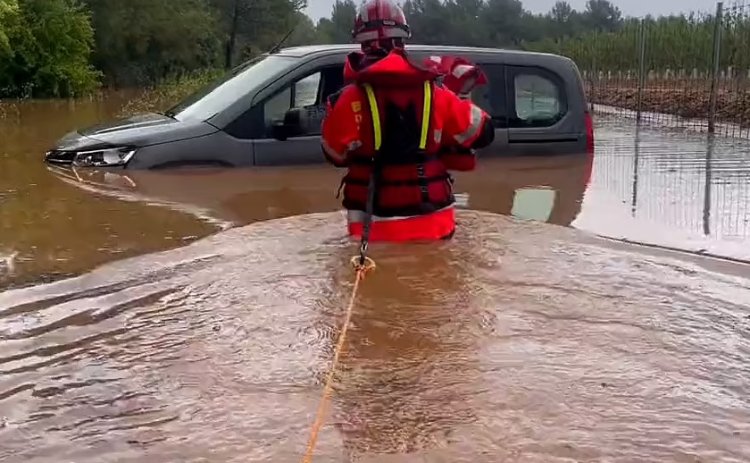 Flood waters flow into a metro in Spain.. and the number of victims rises to 3 people