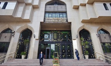 Central banks intensify gold purchases to protect currencies